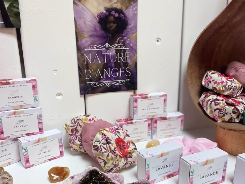 Collection de produits naturels Nature d’Anges dans une ambiance de bien-être relaxante avec lumière douce et plantes.