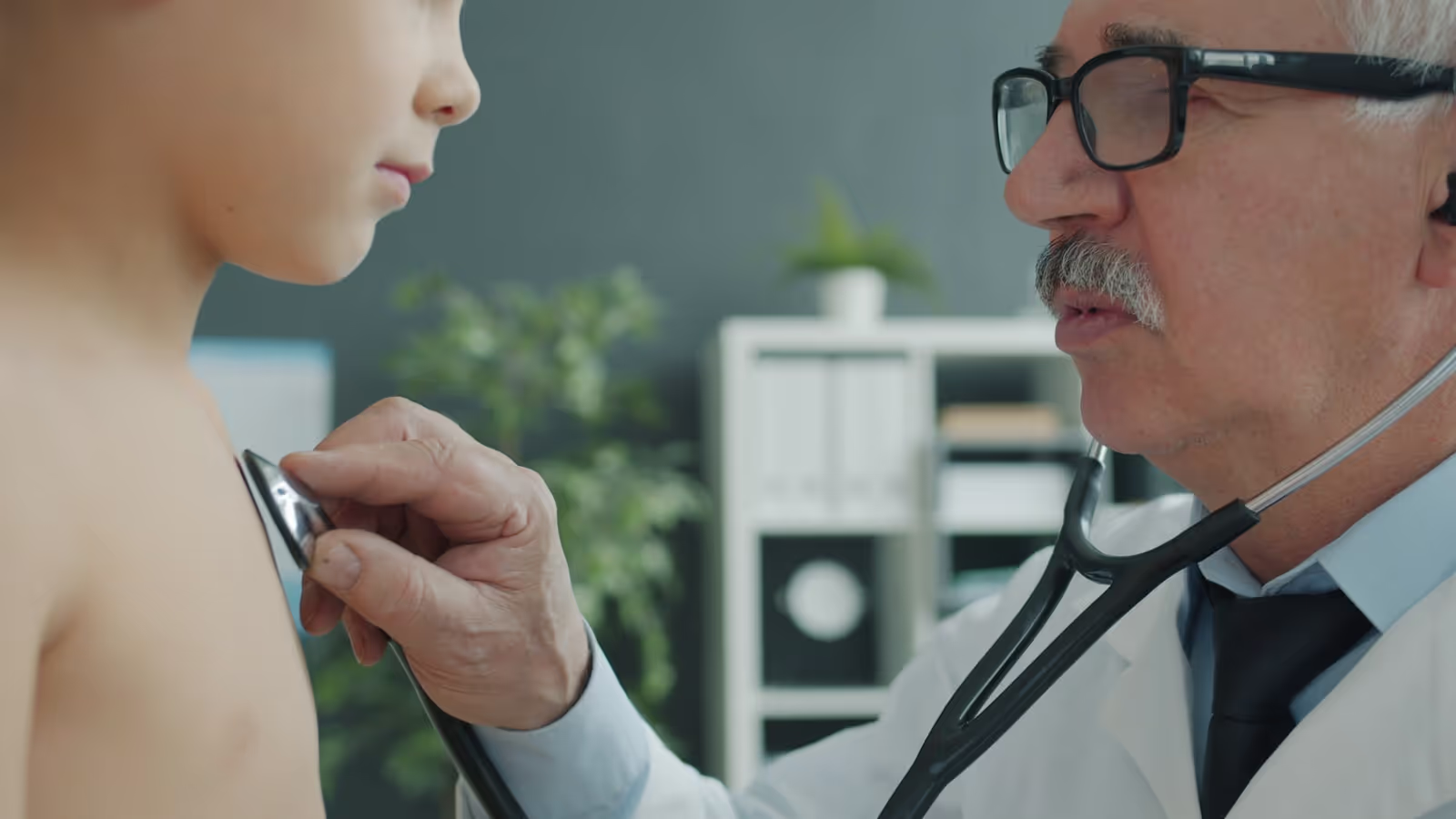 Doctor consulting with a patient about lung health