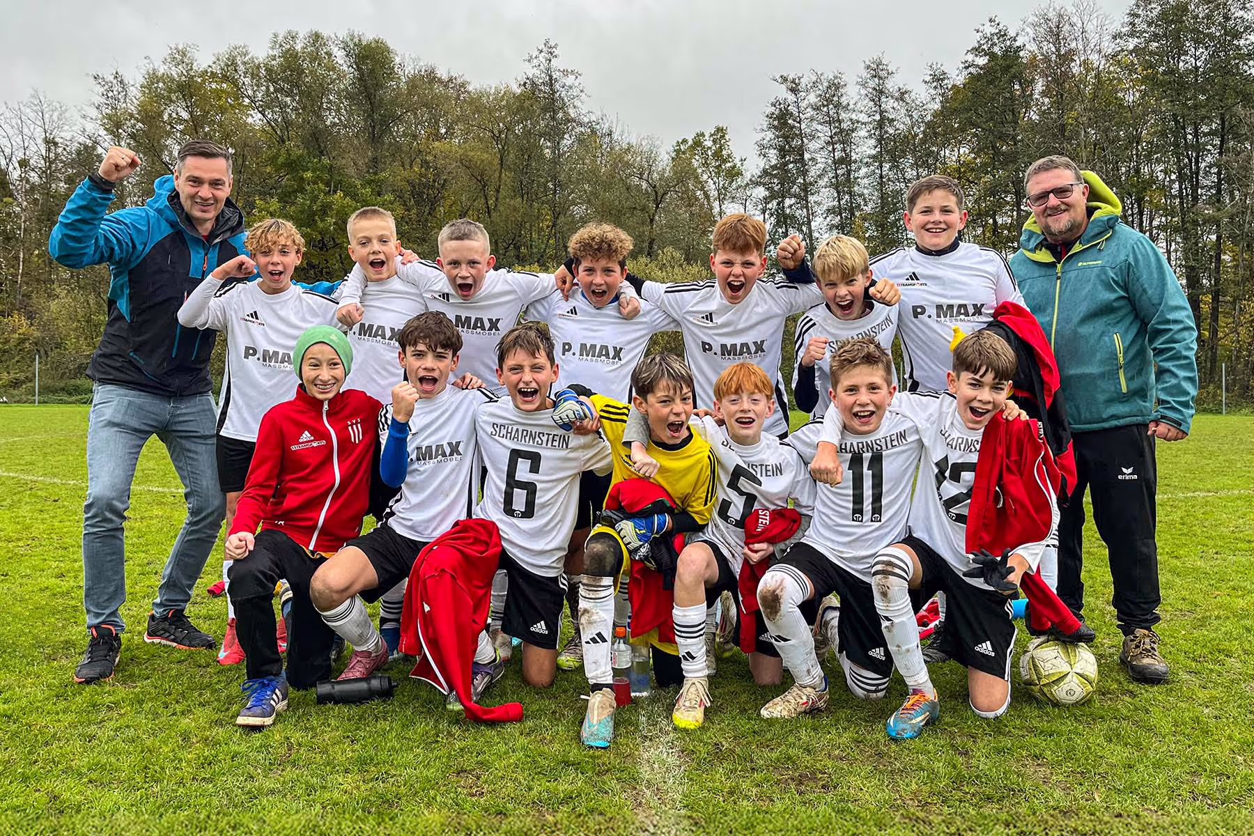 Fußballmannschaft feiert ein Tor