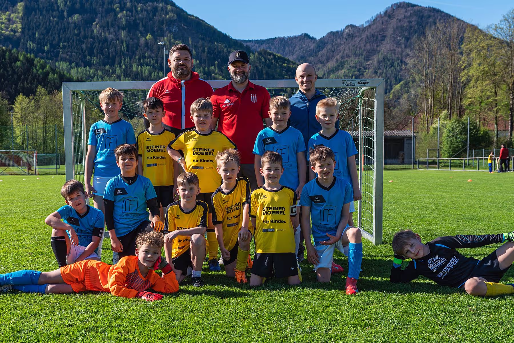 Fußballmannschaft feiert ein Tor