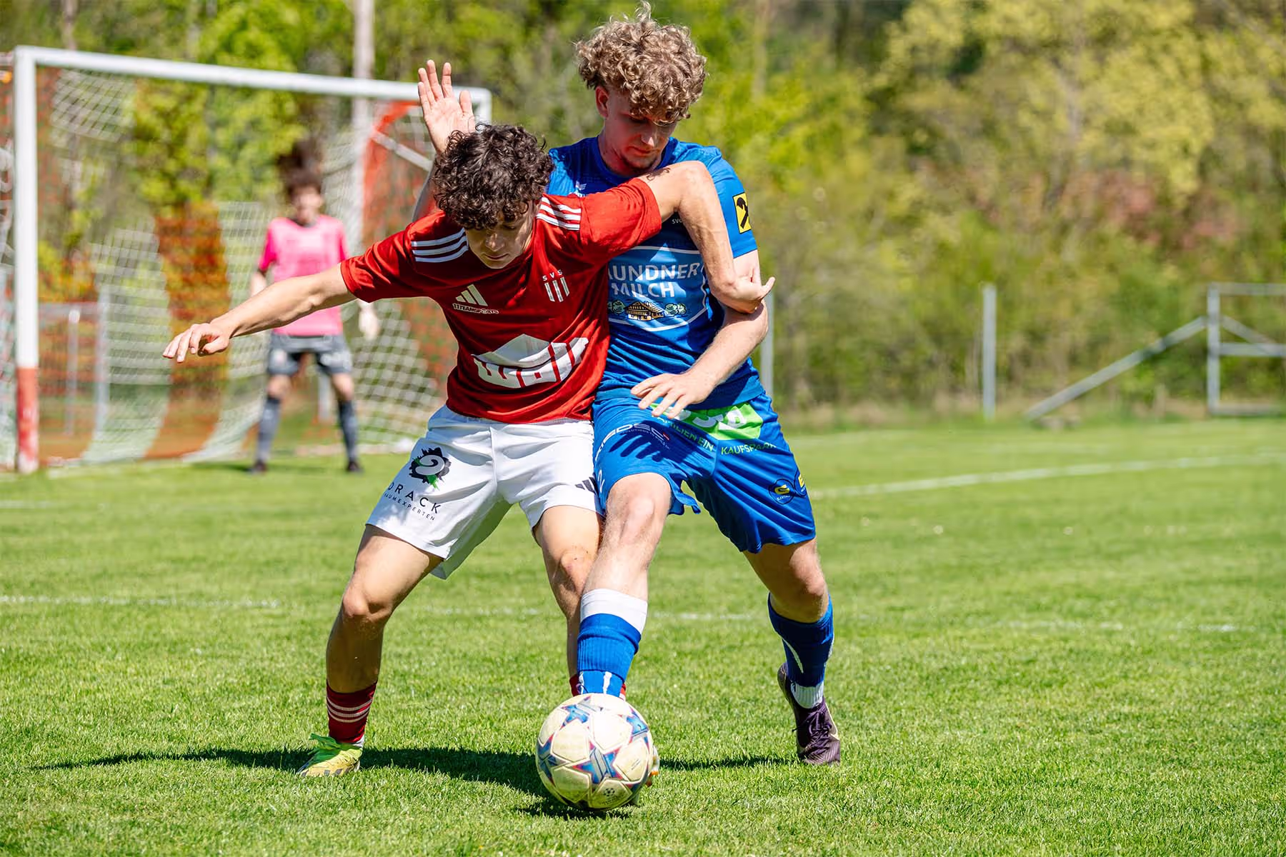 Ein Fußballteam spielt auf einem grünen Feld
