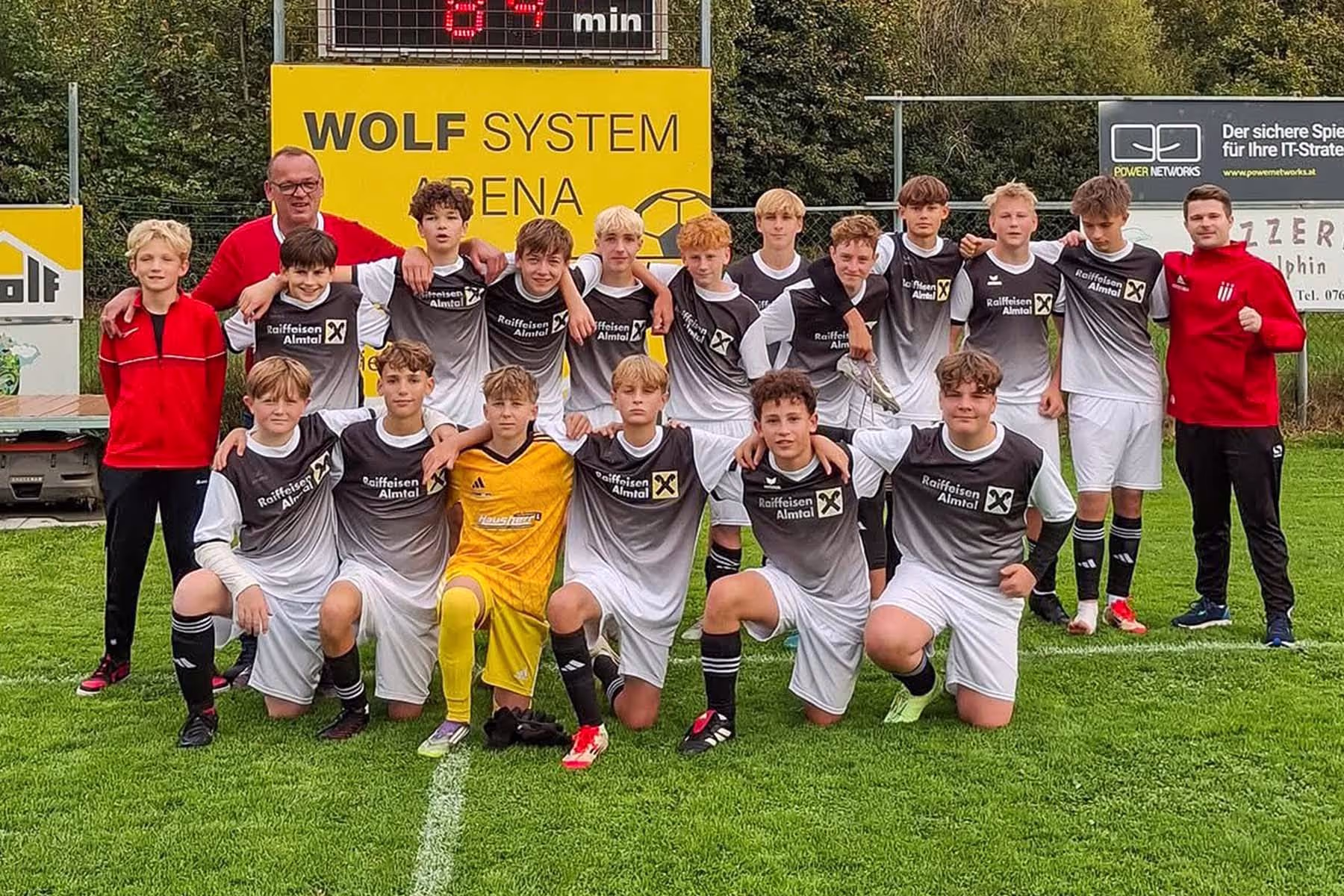 Fußballmannschaft feiert ein Tor