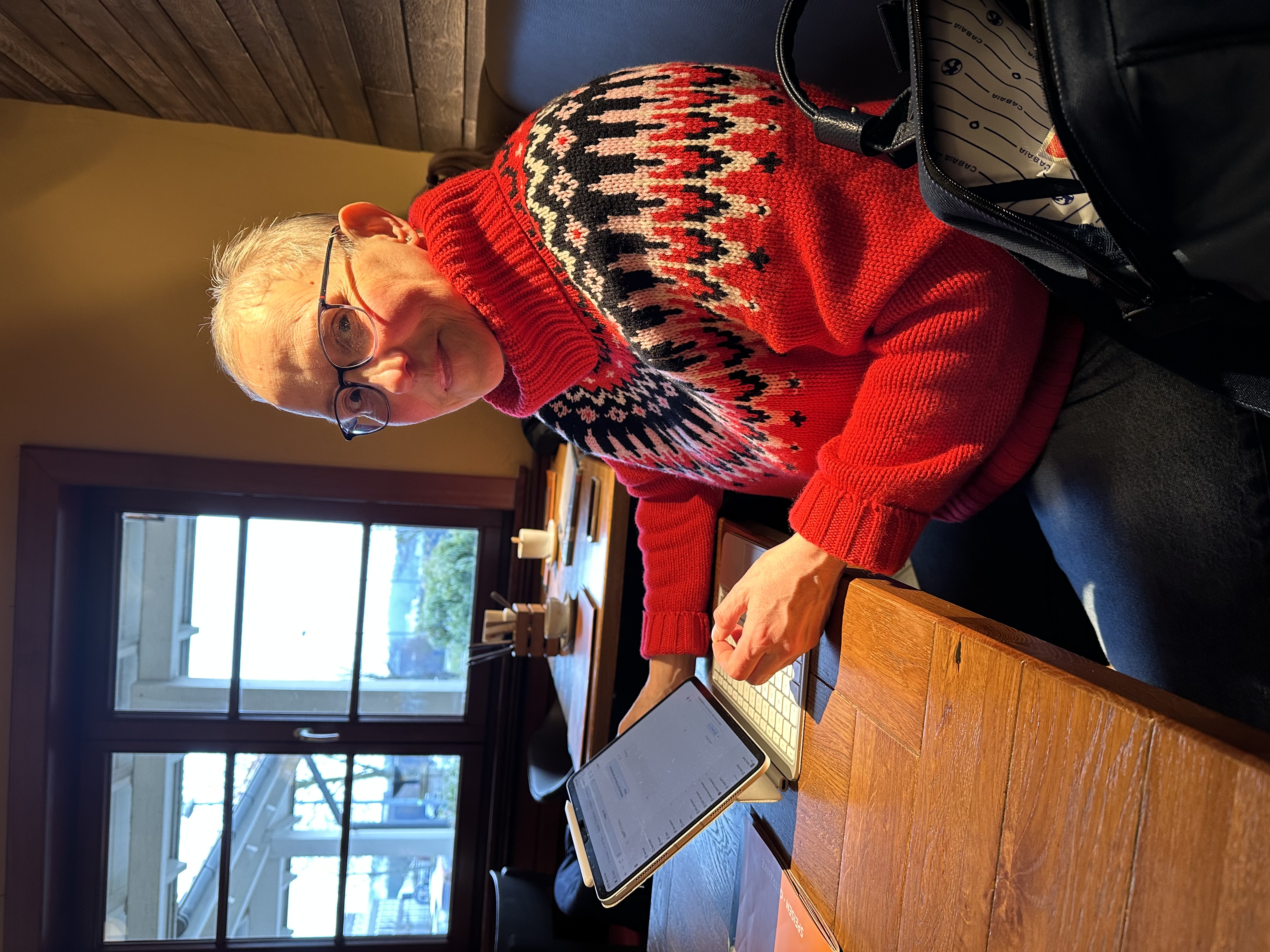 Gudrun, una psicóloga de la salud y coach sonriendo cálidamente