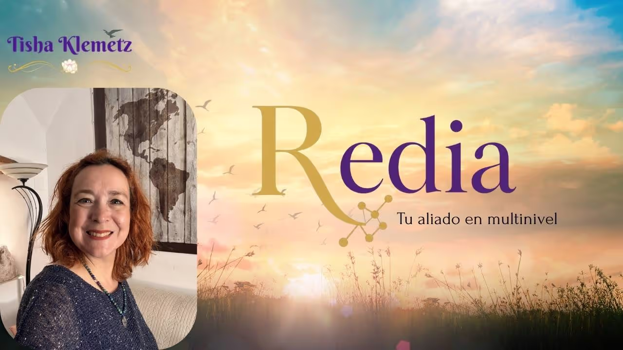 Tisha sonriente con el atardecer de fondo y el logo de Redia