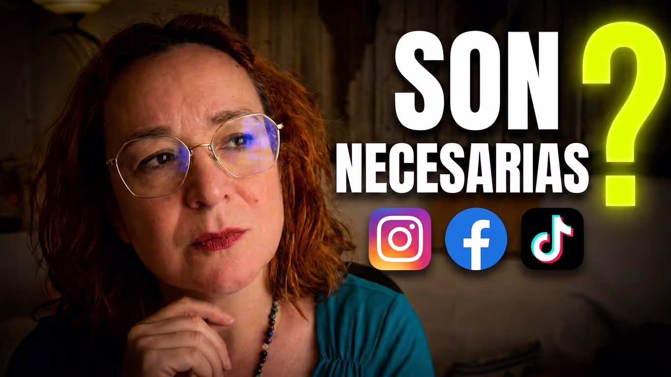 Son necesarios IG, FB, TikTok? Tisha pensativa en entorno oscuro