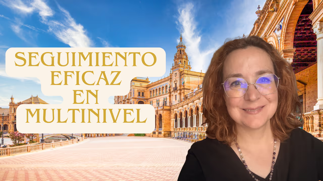 Tisha sonriente con una plaza española de fondo y el título como texto