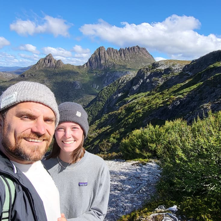 Konrad and Caro in Tasmania in front of cradle mountain
