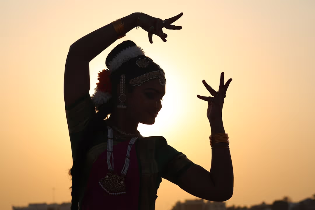 शास्त्रीय भारतीय नृत्य मुद्राओं को दिखाने वाला पॉडकास्ट थंबनेल