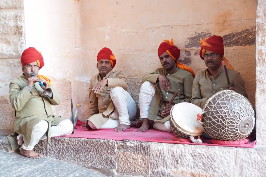 थंबनेल का प्रदर्शन करते हुए शास्त्रीय भारतीय संगीतकारों का समूह